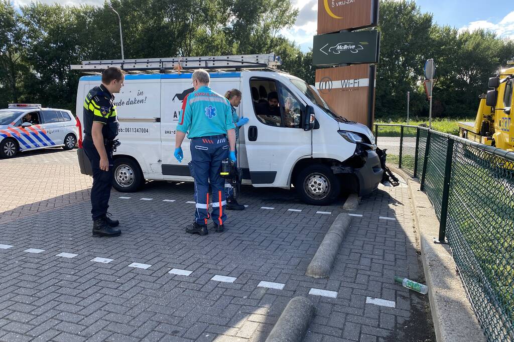 Flinke schade na aanrijding tussen auto en busje