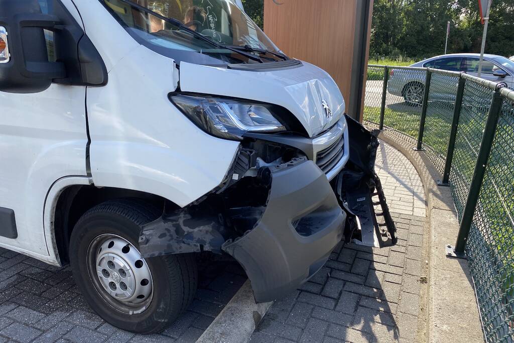 Flinke schade na aanrijding tussen auto en busje