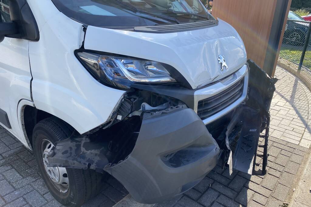 Flinke schade na aanrijding tussen auto en busje