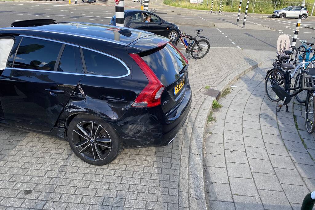 Flinke schade na aanrijding tussen auto en busje