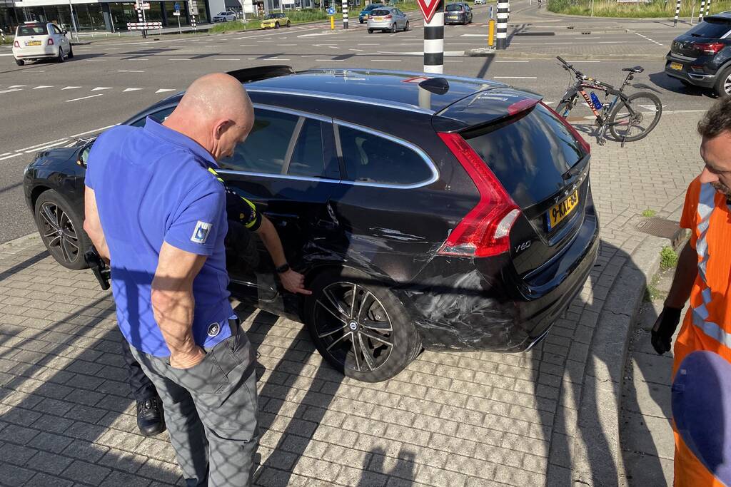 Flinke schade na aanrijding tussen auto en busje