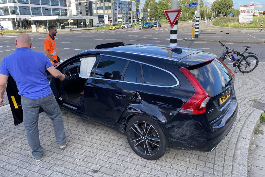 Flinke schade na aanrijding tussen auto en busje