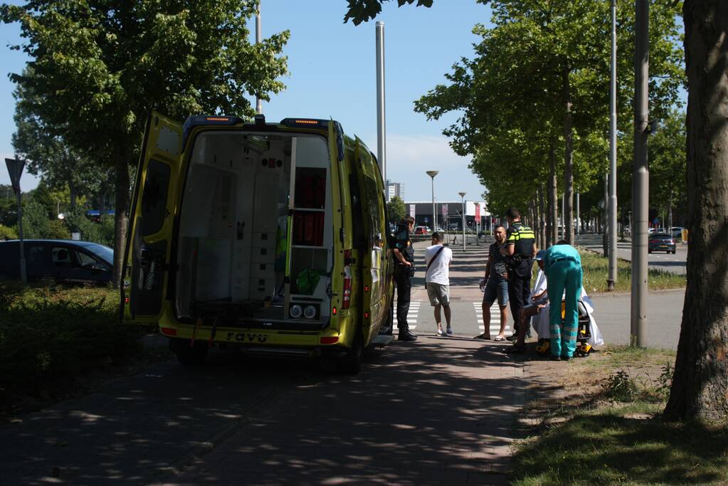 Automobiliste rijdt overstekende fietser aan