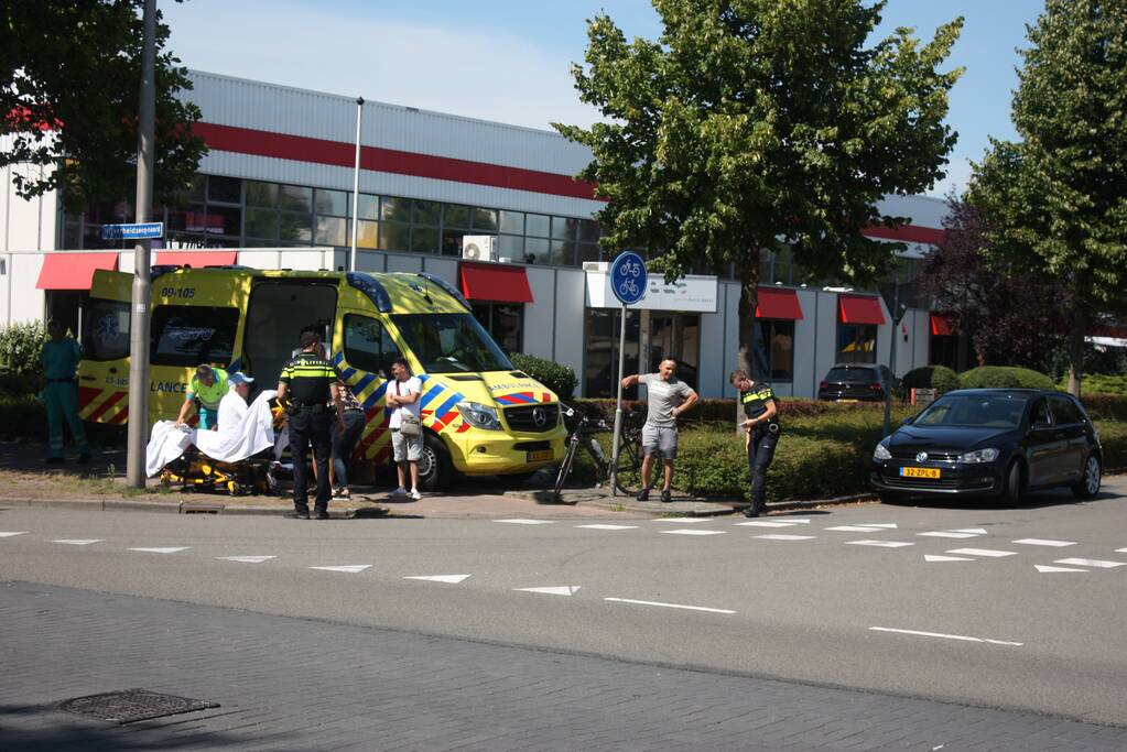 Automobiliste rijdt overstekende fietser aan