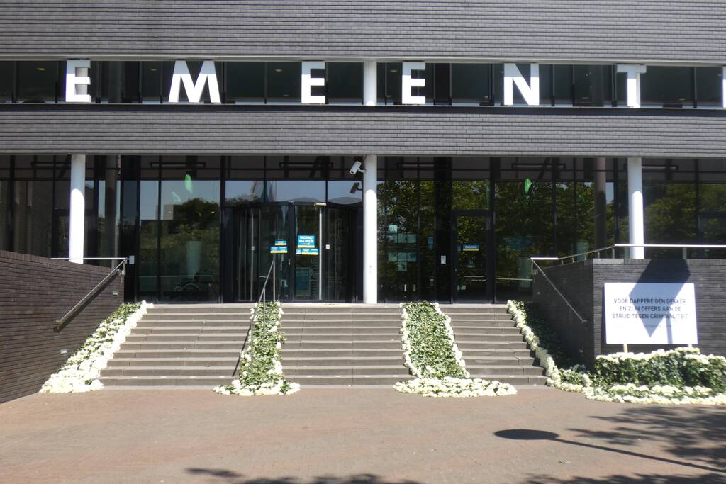 4000 witte rozen bij gemeentehuis voor dappere Arie den Dekker