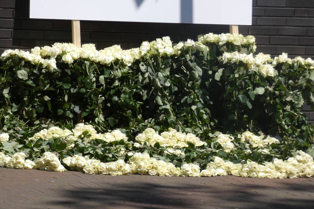 4000 witte rozen bij gemeentehuis voor dappere Arie den Dekker