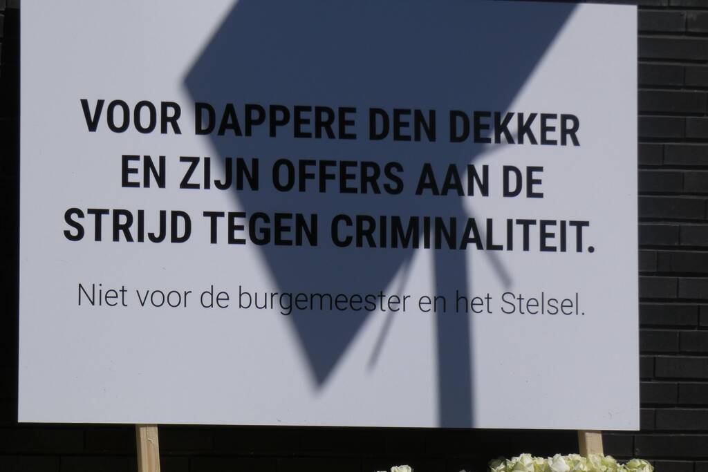 4000 witte rozen bij gemeentehuis voor dappere Arie den Dekker