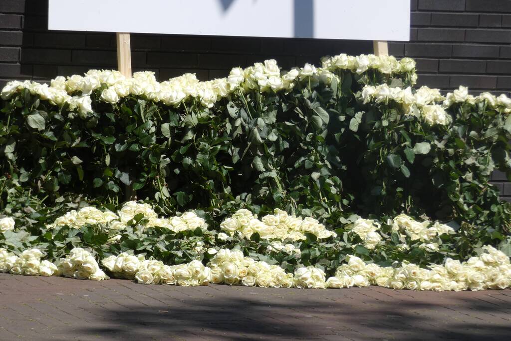 4000 witte rozen bij gemeentehuis voor dappere Arie den Dekker