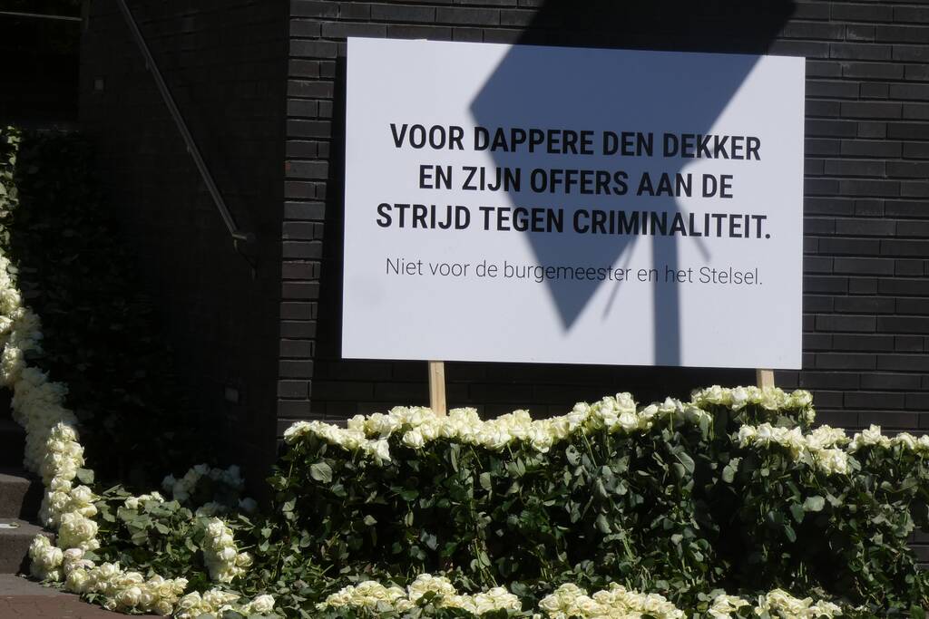 4000 witte rozen bij gemeentehuis voor dappere Arie den Dekker