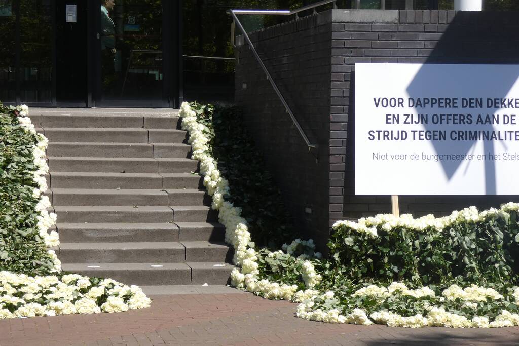 4000 witte rozen bij gemeentehuis voor dappere Arie den Dekker