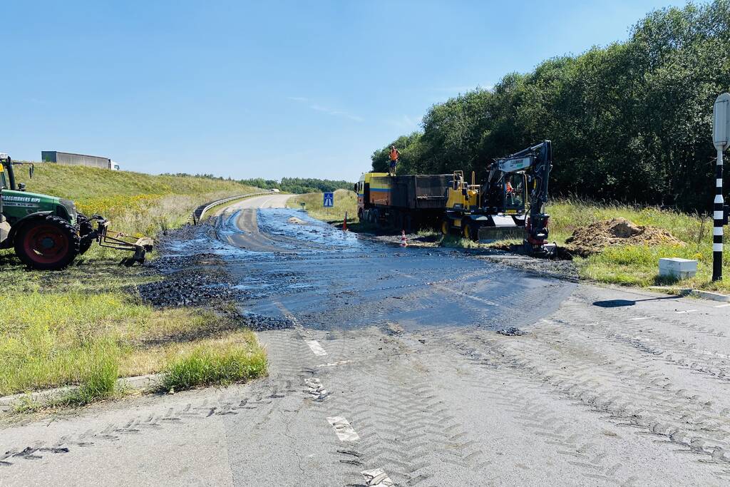 Vrachtwagen verliest lading slip op toerit