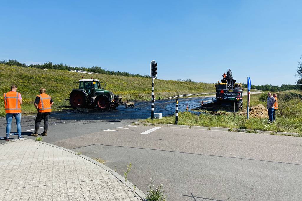Vrachtwagen verliest lading slip op toerit