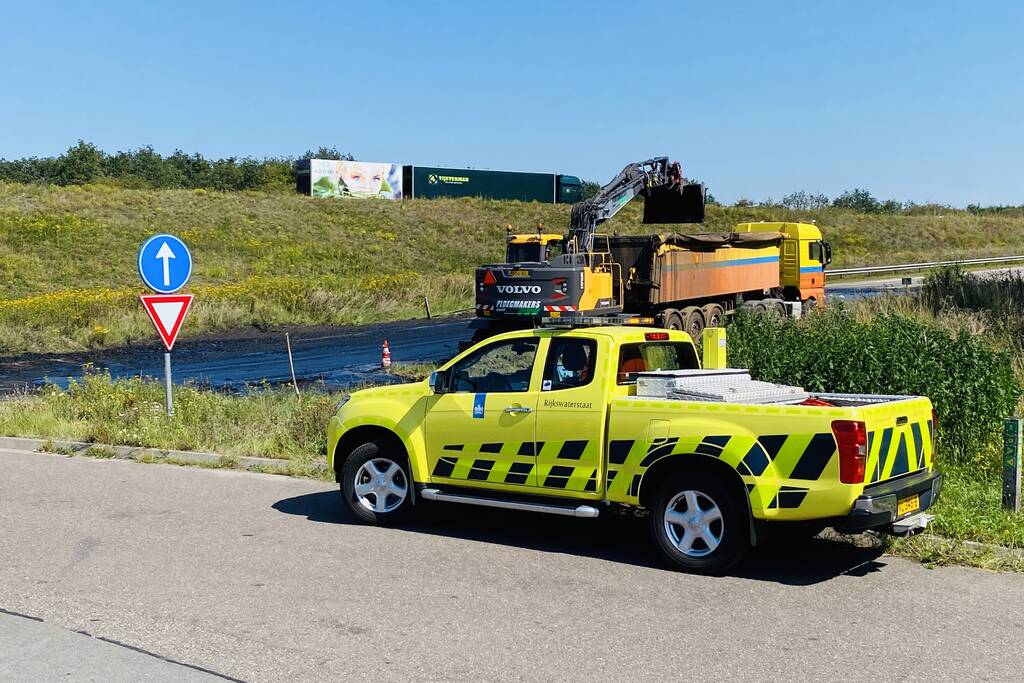 Vrachtwagen verliest lading slip op toerit