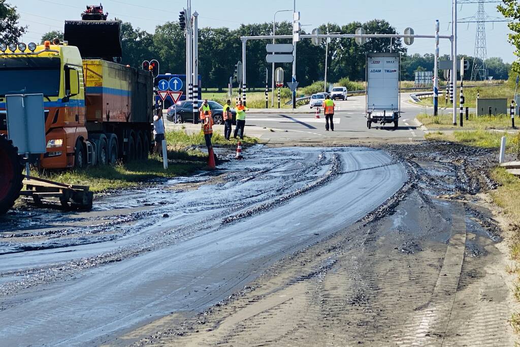 Vrachtwagen verliest lading slip op toerit