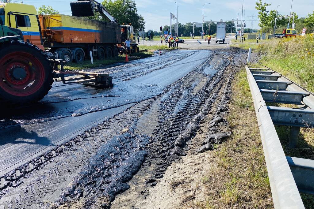 Vrachtwagen verliest lading slip op toerit