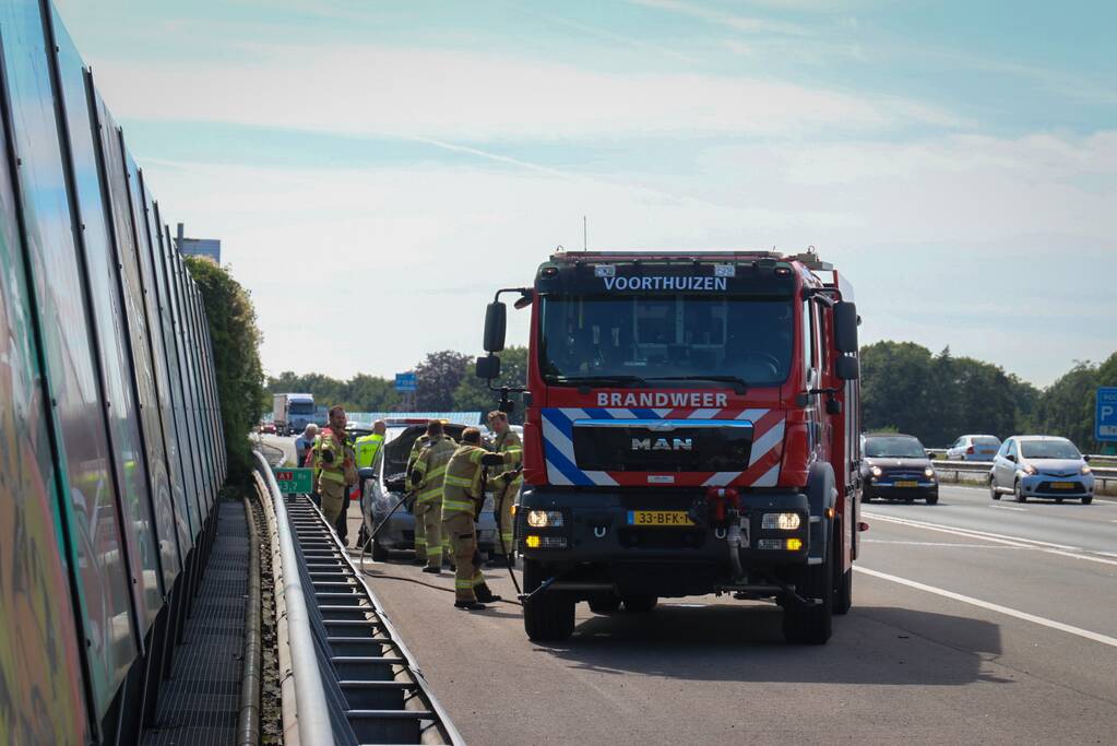 Politie blust beginnende autobrand