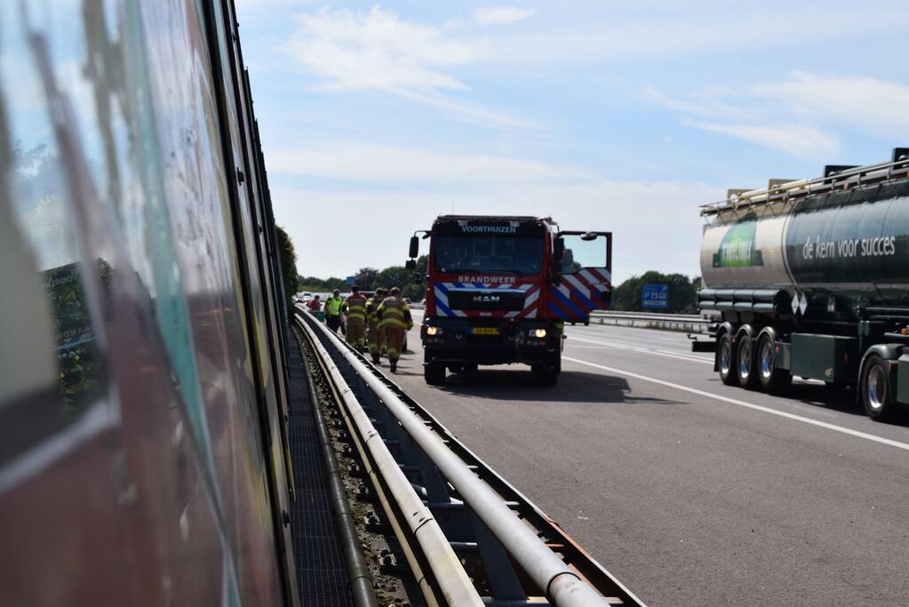 Politie blust beginnende autobrand