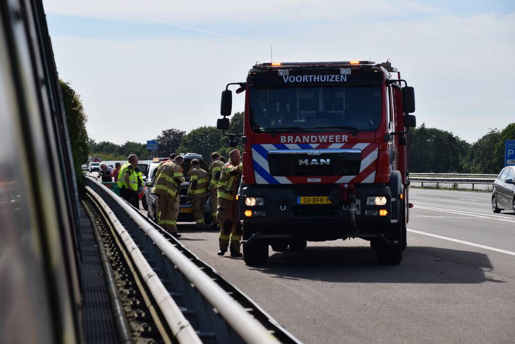 Politie blust beginnende autobrand