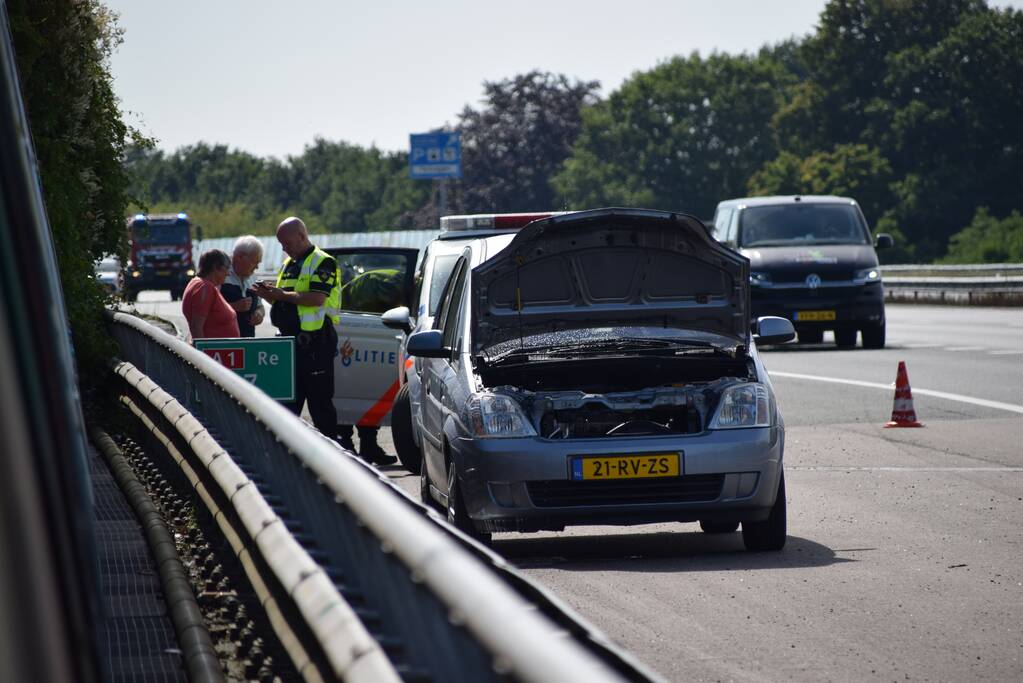 Politie blust beginnende autobrand