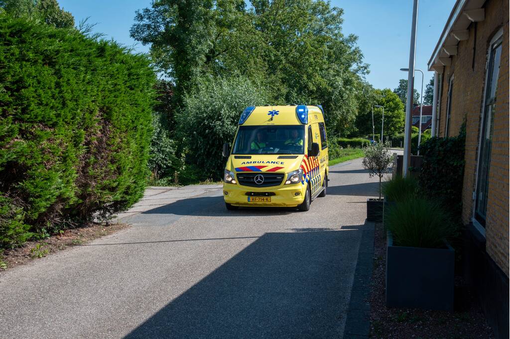 Omstanders redden man met driewielfiets uit sloot