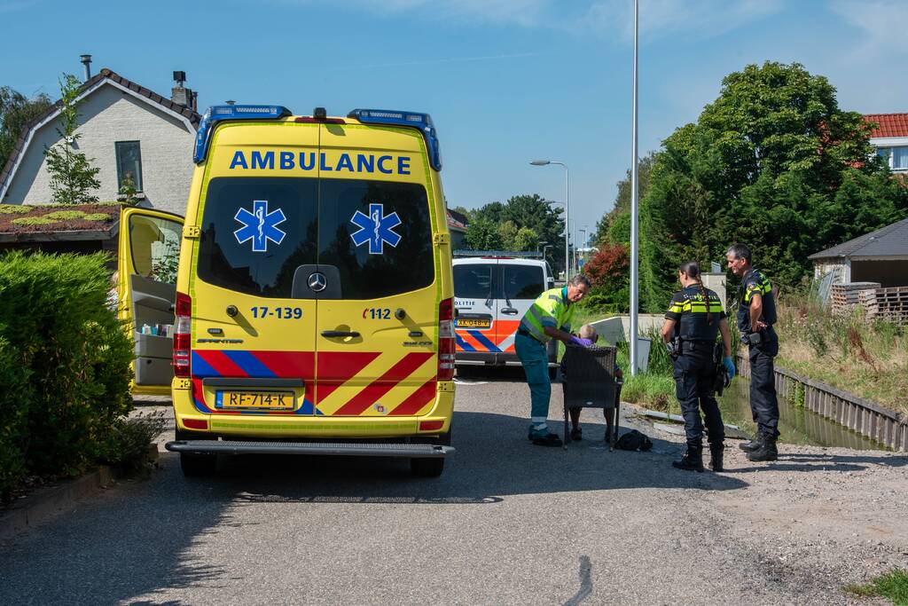 Omstanders redden man met driewielfiets uit sloot