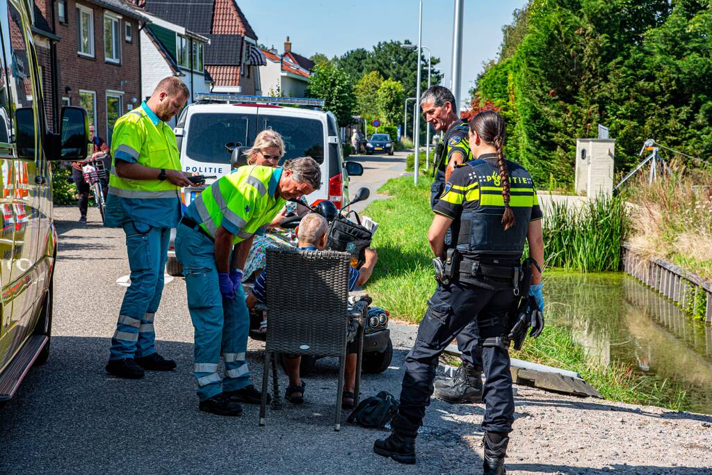 Omstanders redden man met driewielfiets uit sloot