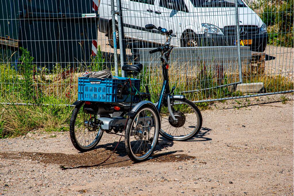 Omstanders redden man met driewielfiets uit sloot