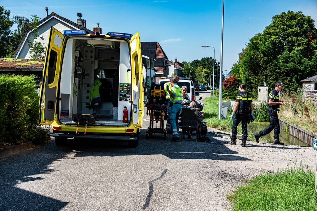 Omstanders redden man met driewielfiets uit sloot