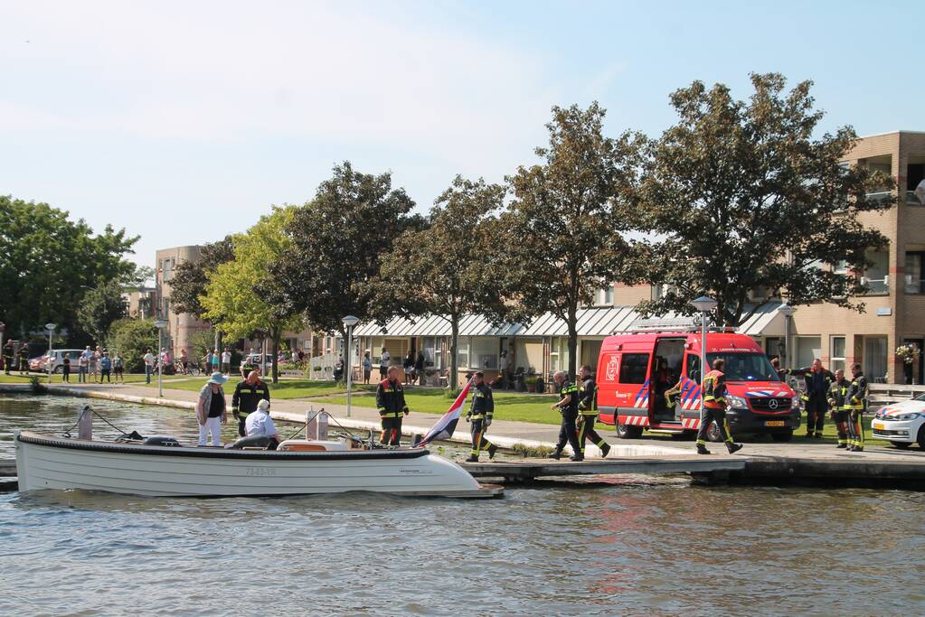 Boot in de problemen door gesprongen leiding