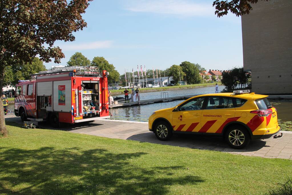 Boot in de problemen door gesprongen leiding