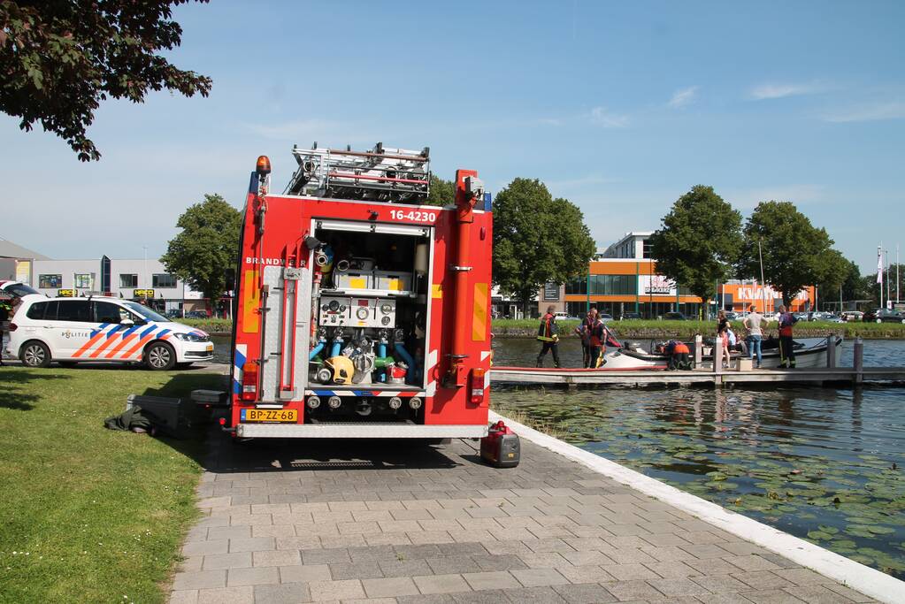 Boot in de problemen door gesprongen leiding