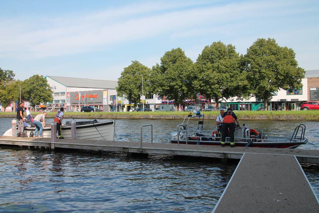 Boot in de problemen door gesprongen leiding