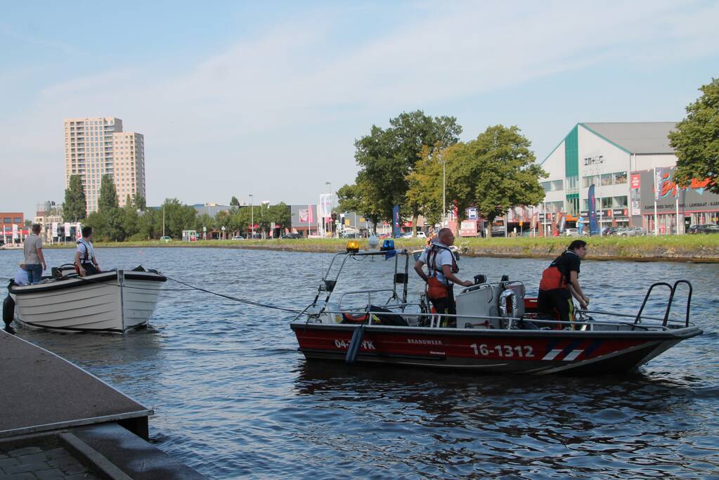 Boot in de problemen door gesprongen leiding