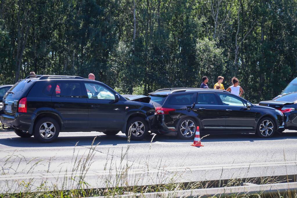 Meerdere voertuigen betrokken bij kop-staartbotsing op snelweg