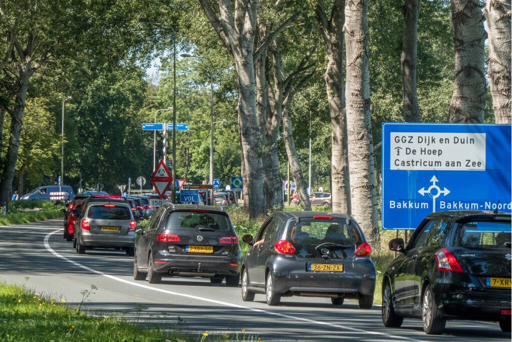 Lange files richting strand