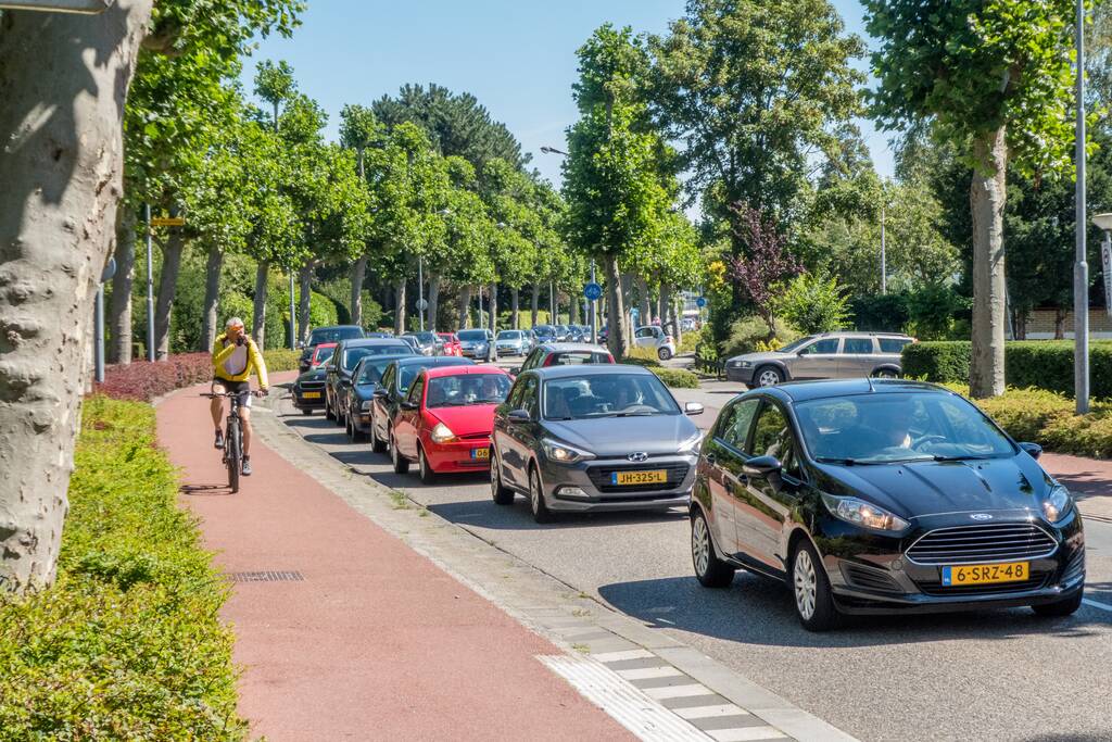 Lange files richting strand