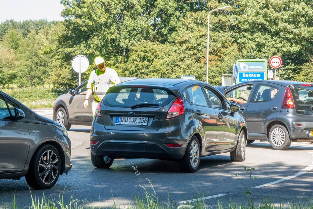 Lange files richting strand