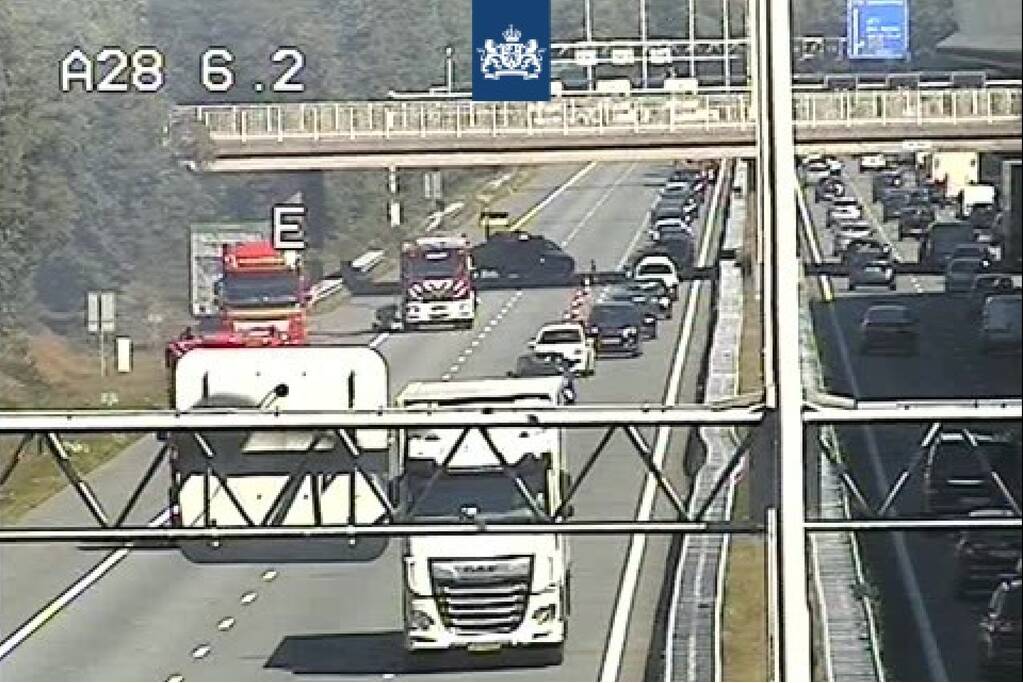 Rijstroken A28 afgesloten door brandend voertuig