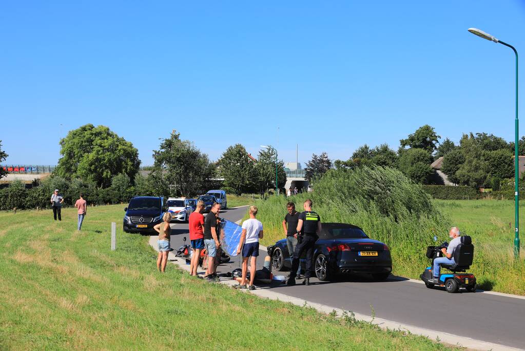 Auto en brommer botsen frontaal