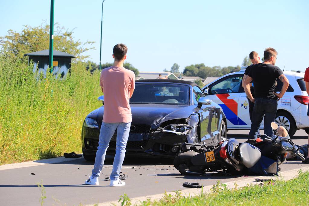 Auto en brommer botsen frontaal