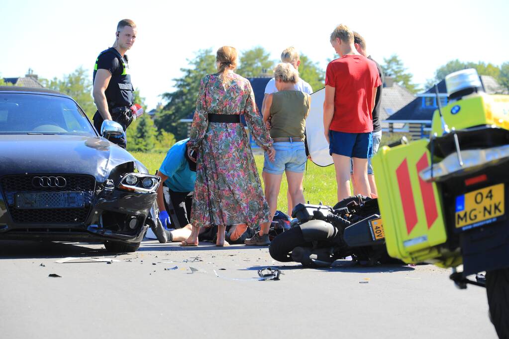 Auto en brommer botsen frontaal