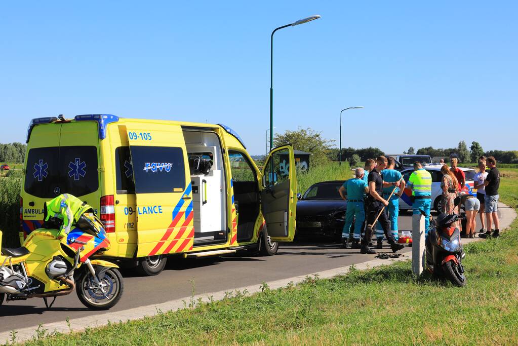 Auto en brommer botsen frontaal