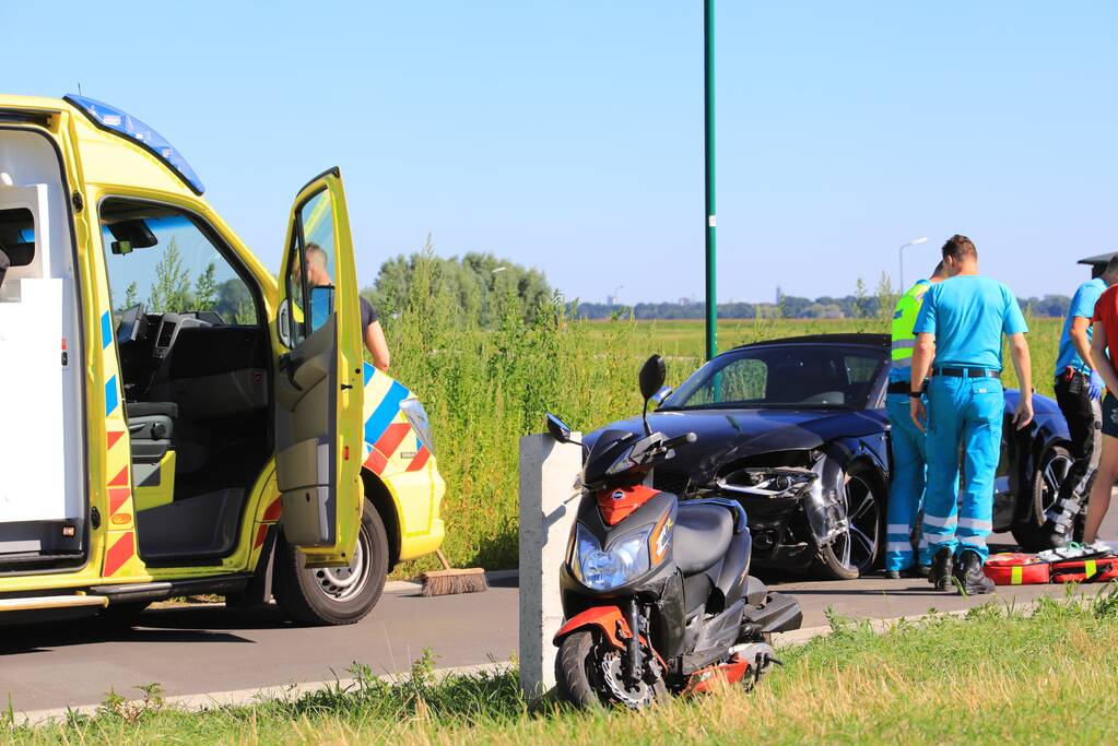Auto en brommer botsen frontaal