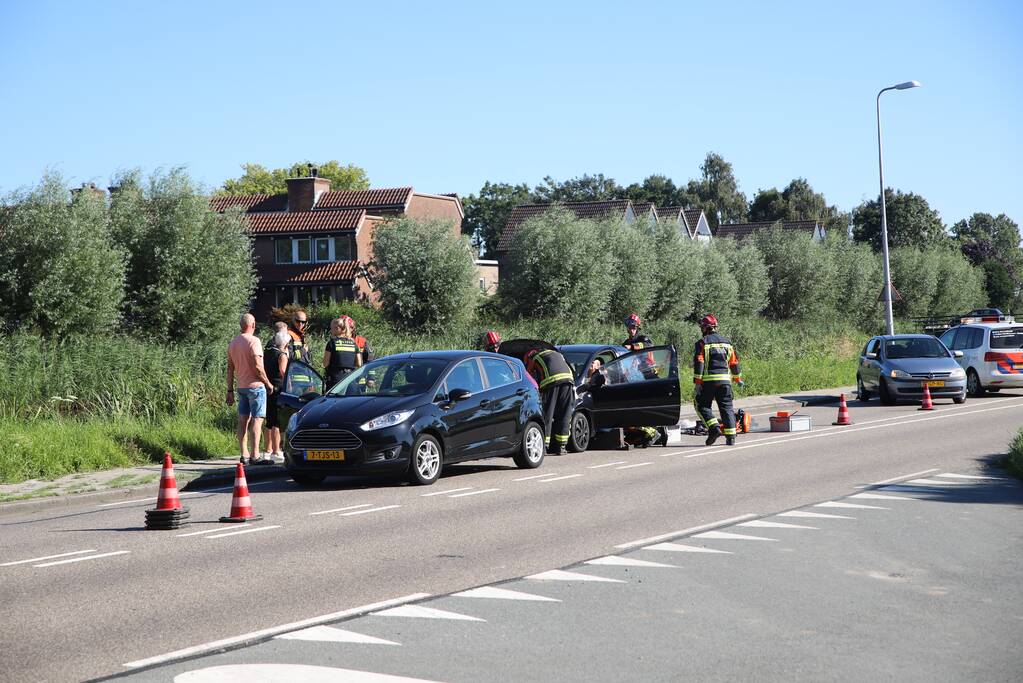 Bestuurder raakt bekneld na verkeersongeval