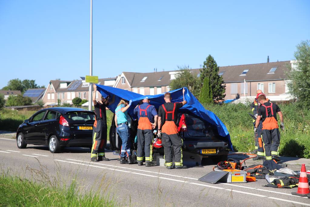 Bestuurder raakt bekneld na verkeersongeval