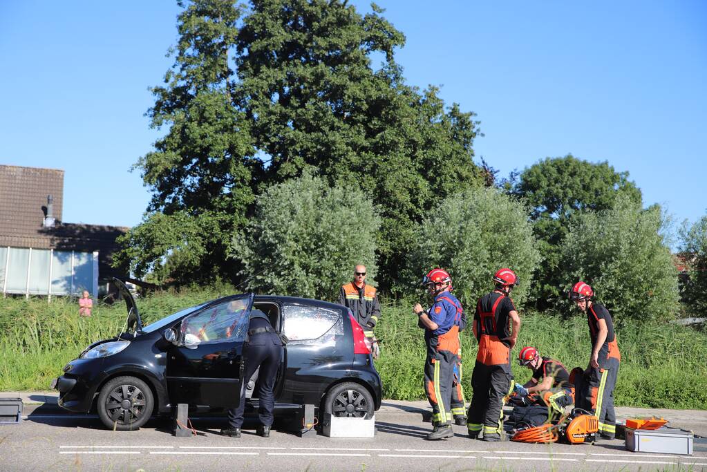 Bestuurder raakt bekneld na verkeersongeval