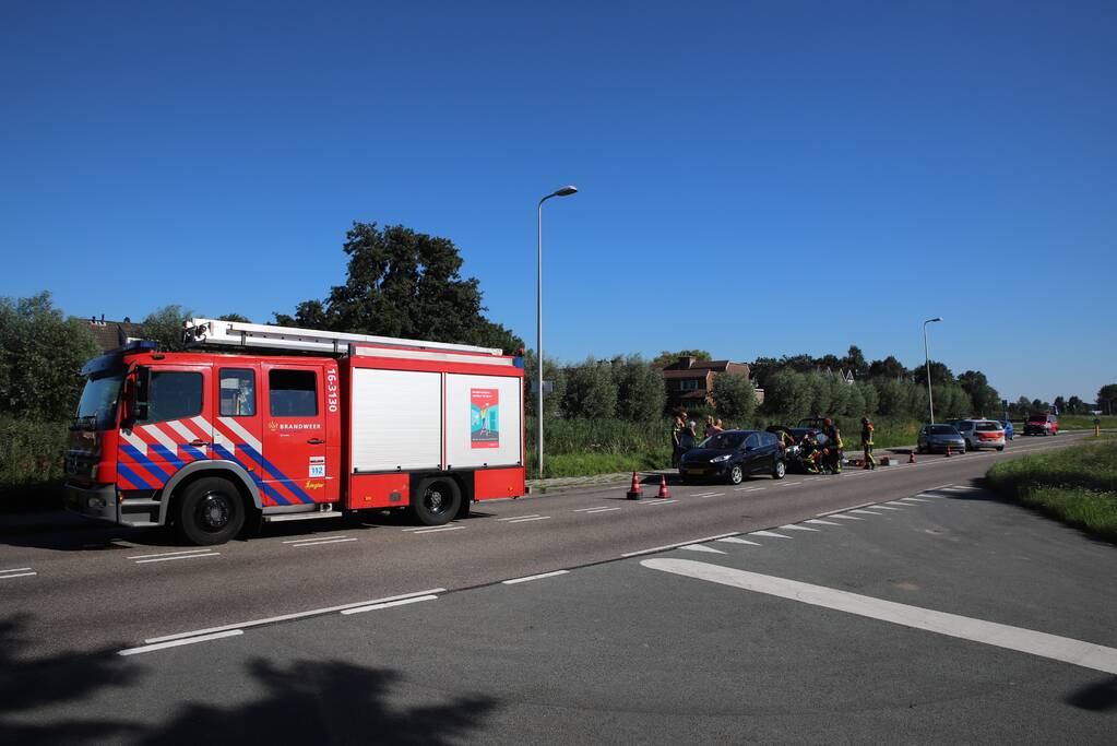 Bestuurder raakt bekneld na verkeersongeval