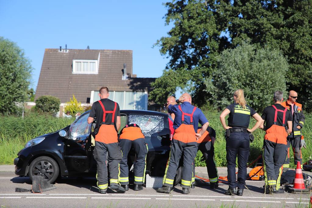 Bestuurder raakt bekneld na verkeersongeval