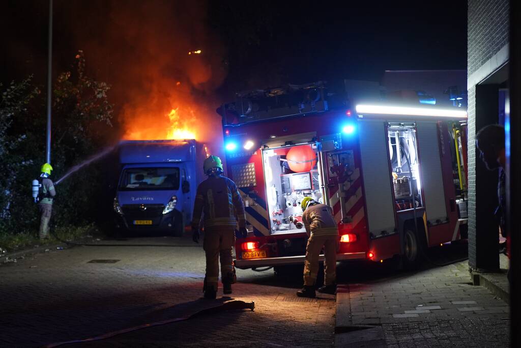 Twee bestelbussen in brand