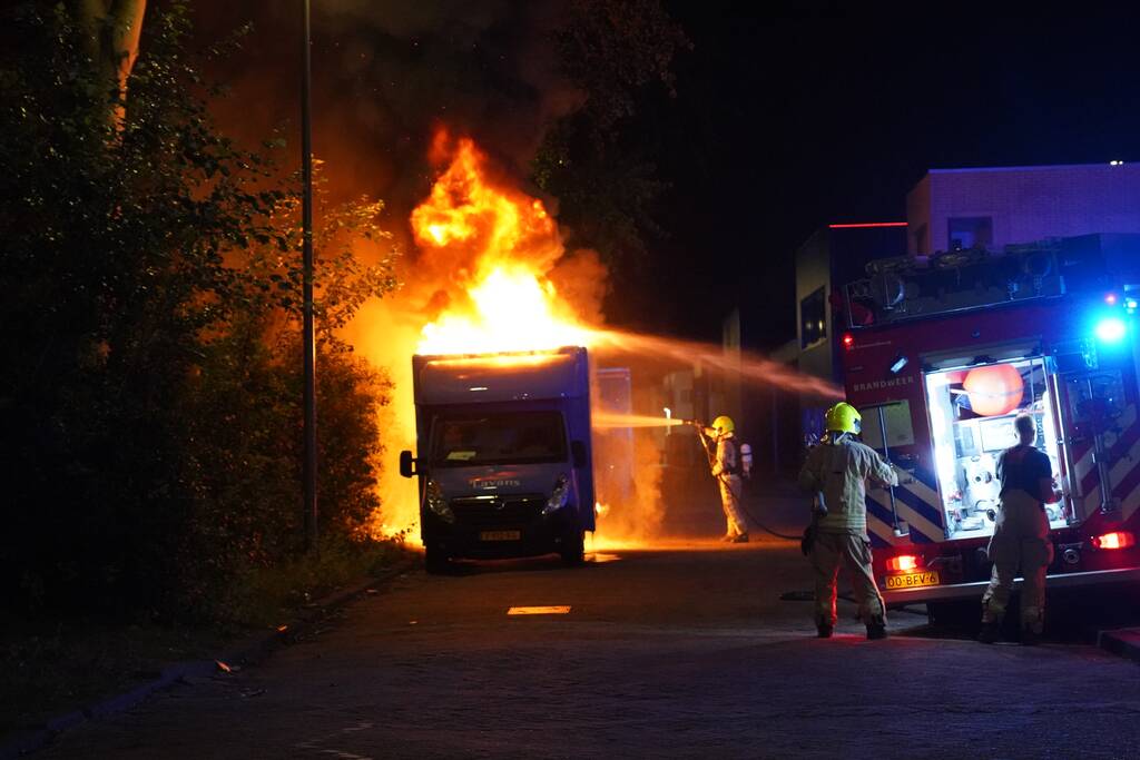 Twee bestelbussen in brand